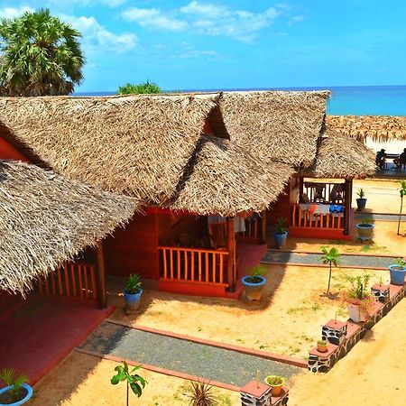 Silver Beach Hotel Trincomalee Exteriör bild