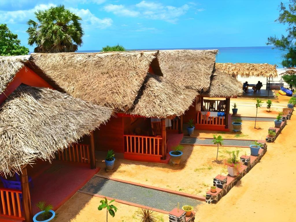 Silver Beach Hotel Trincomalee Exteriör bild