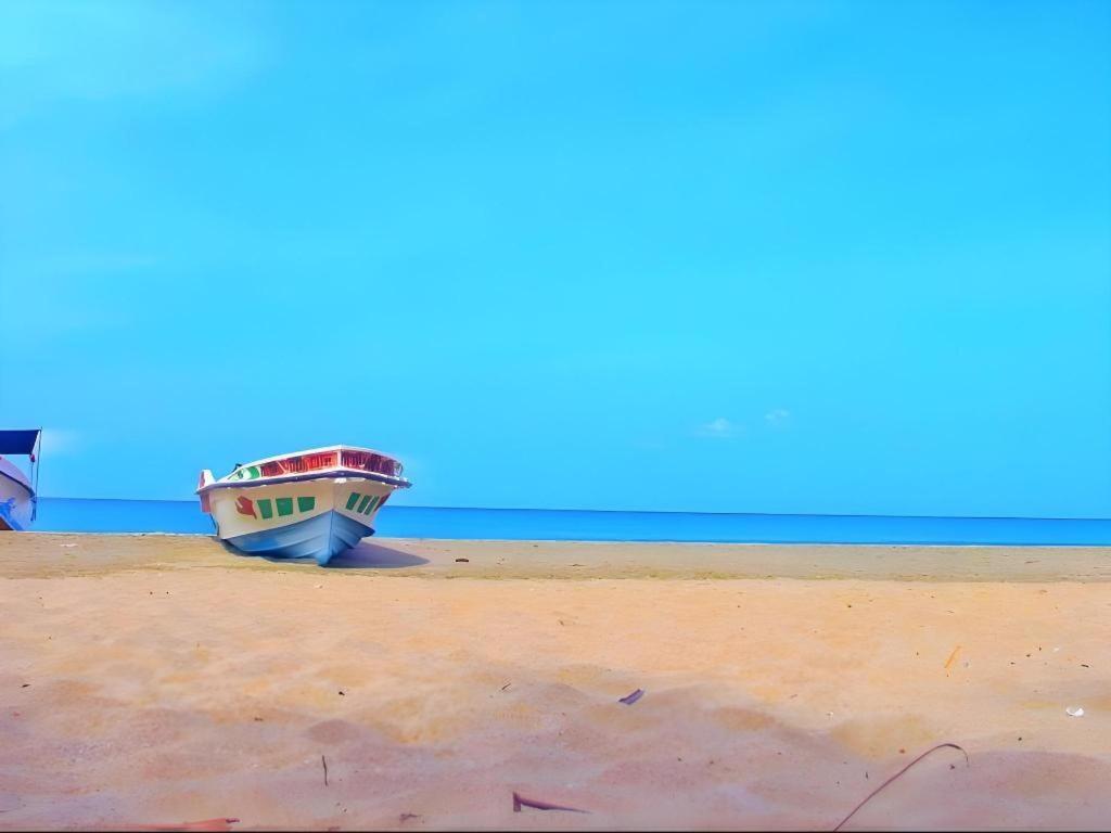 Silver Beach Hotel Trincomalee Exteriör bild