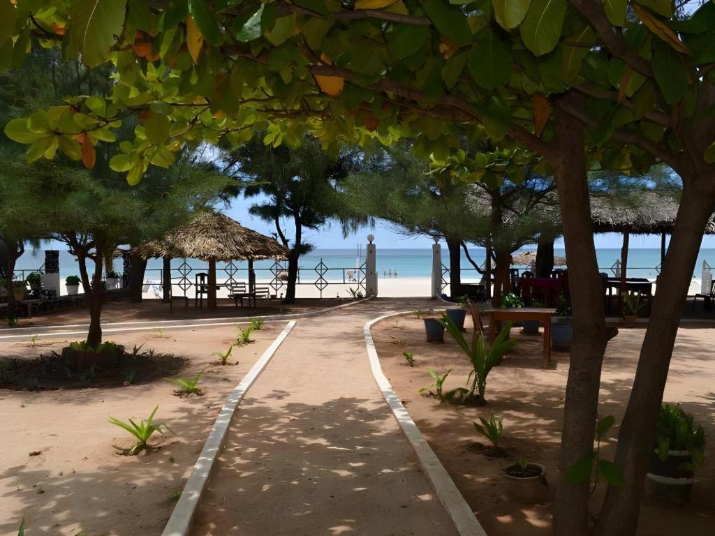 Silver Beach Hotel Trincomalee Exteriör bild