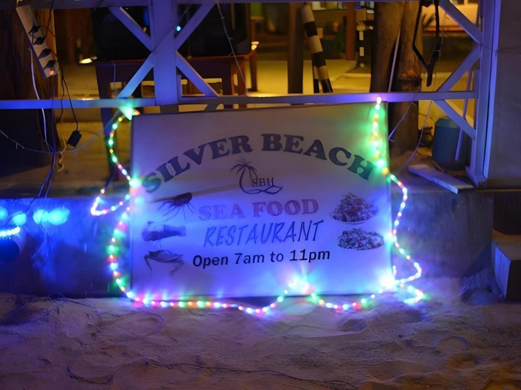 Silver Beach Hotel Trincomalee Exteriör bild