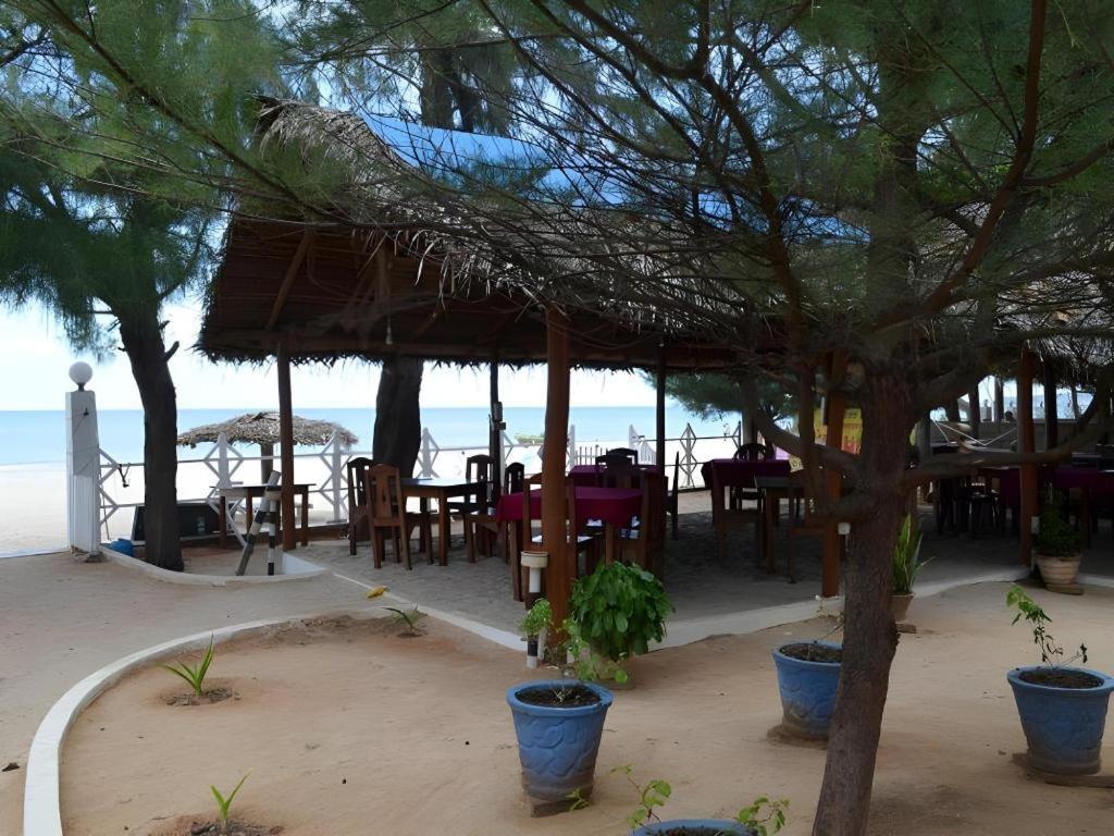 Silver Beach Hotel Trincomalee Exteriör bild
