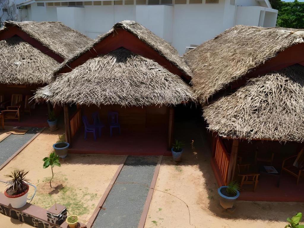 Silver Beach Hotel Trincomalee Exteriör bild