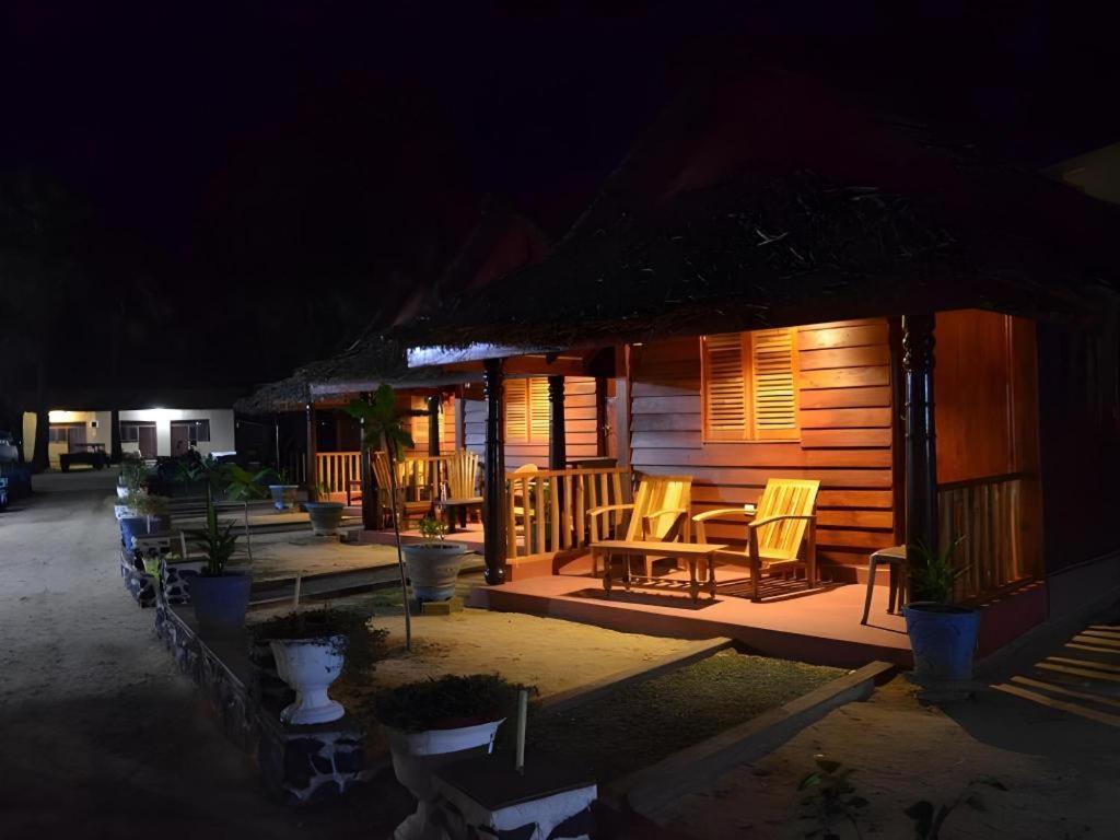 Silver Beach Hotel Trincomalee Exteriör bild