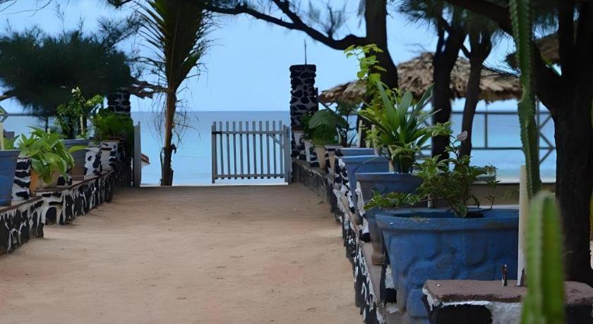 Silver Beach Hotel Trincomalee Exteriör bild