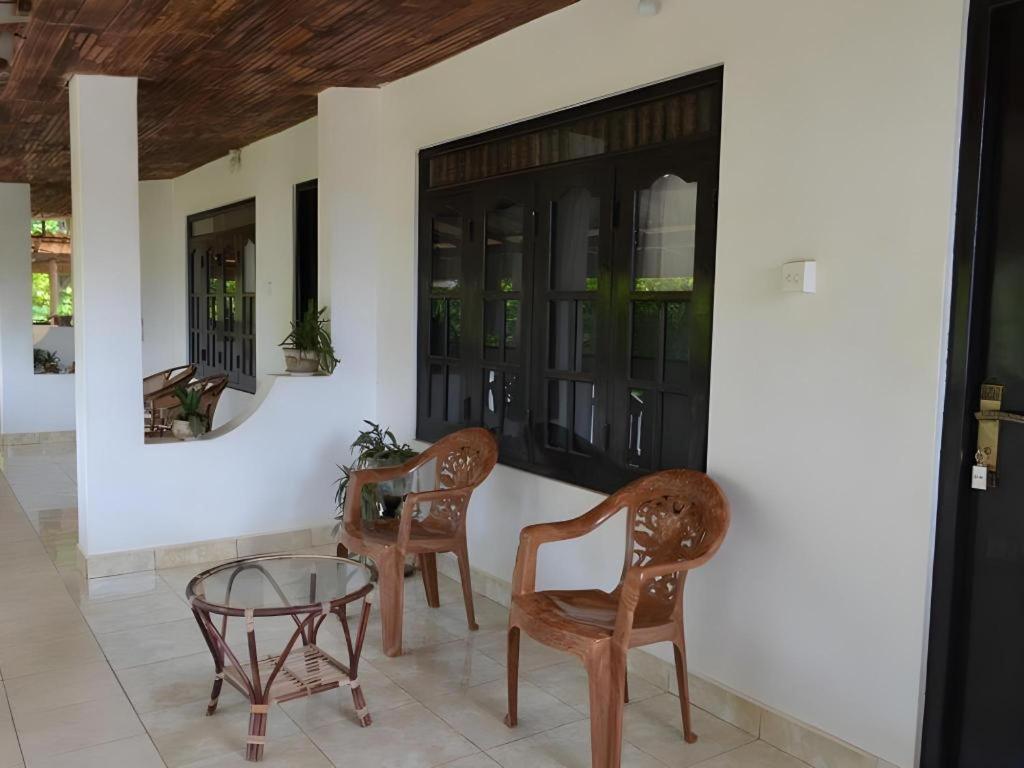 Silver Beach Hotel Trincomalee Exteriör bild