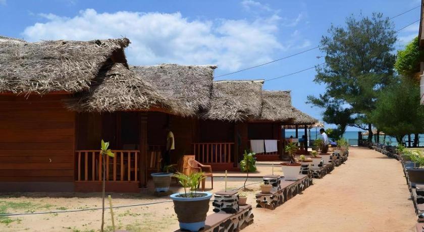 Silver Beach Hotel Trincomalee Exteriör bild