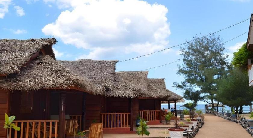 Silver Beach Hotel Trincomalee Exteriör bild