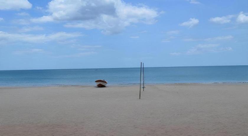 Silver Beach Hotel Trincomalee Exteriör bild