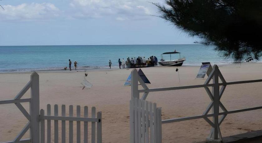 Silver Beach Hotel Trincomalee Exteriör bild