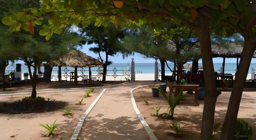 Silver Beach Hotel Trincomalee Exteriör bild