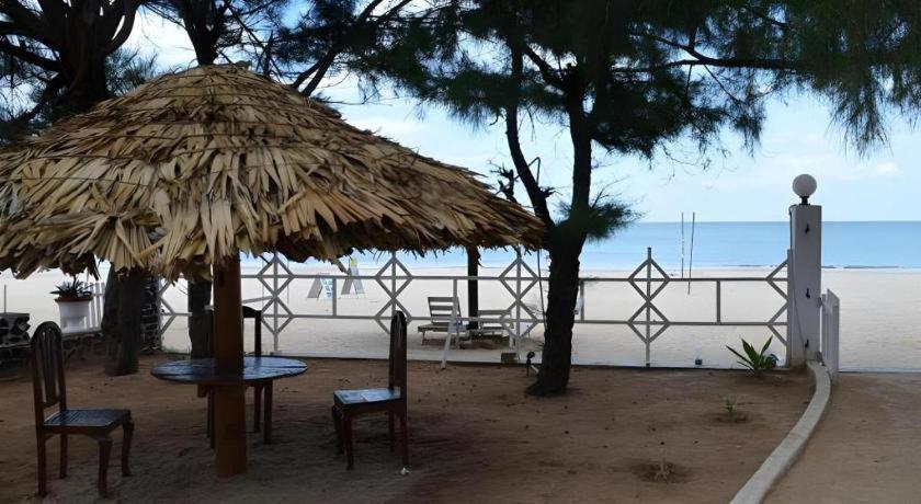 Silver Beach Hotel Trincomalee Exteriör bild