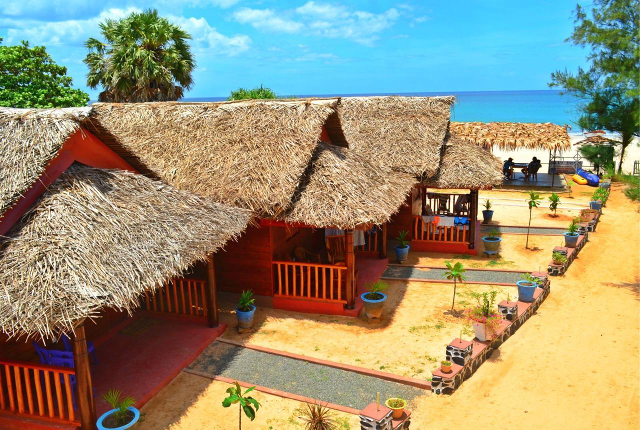 Silver Beach Hotel Trincomalee Exteriör bild